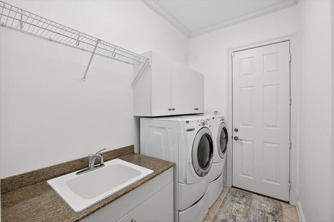Building Photo - 4330 Carriage Ln