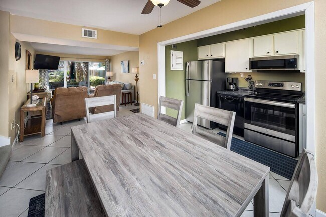 Building Photo - 1530 Miracle Strip Pkwy SE