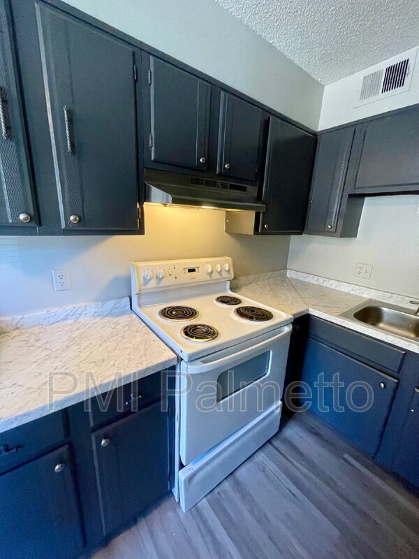 Building Photo - 1900 Tall Pines Cir