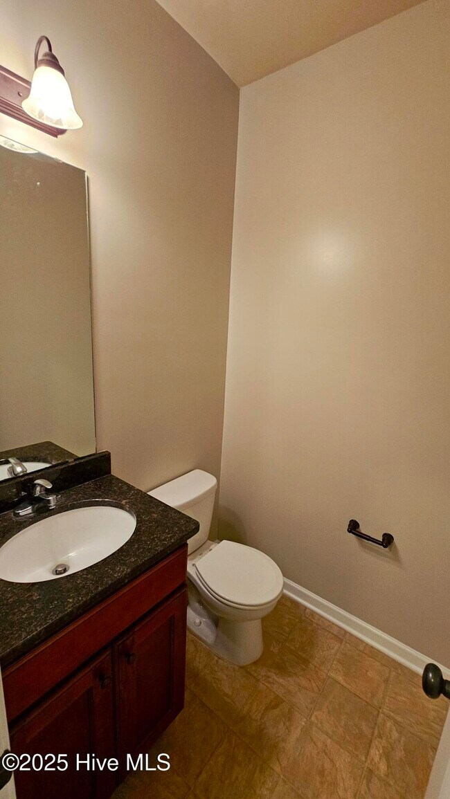 Building Photo - 302 SW Plantation Dr
