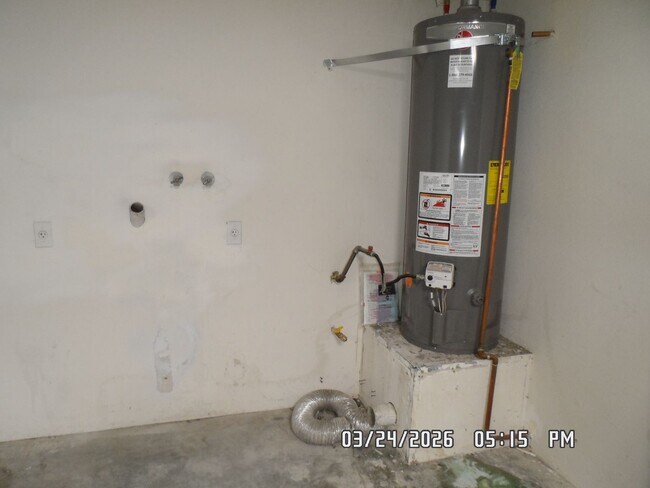 Building Photo - 3 Bedrooms, 2 Bathrooms, approx. 1112 sq. ft., 2 Car Garage, Solar Panels, Internet Included. Cos...