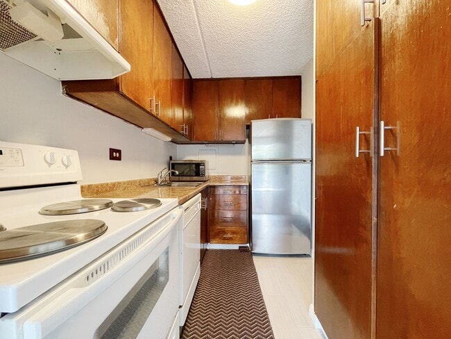 Building Photo - Immaculate Honolulu Condo with Central A/C, Secured Parking, Including Electricity