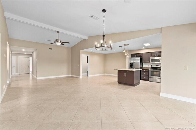 Building Photo - 3281 SW Bobalink Way