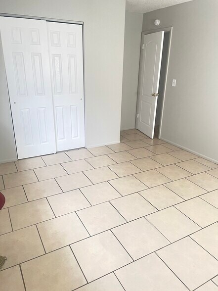 Building Photo - 614 Larry Dr