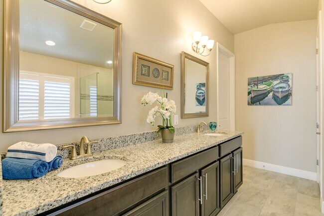 Building Photo - Luxury Living At An Affordable Price