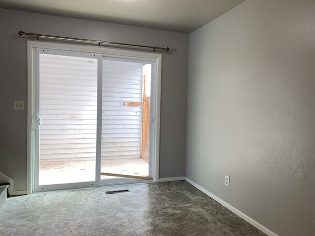 Building Photo - Cozy 3 Bed/1.5 Bath Duplex with Fenced Yard and 1 Car Garage