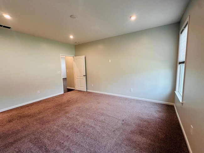 Building Photo - Contemporary Comfort Meets Convenience in Mt. Washington