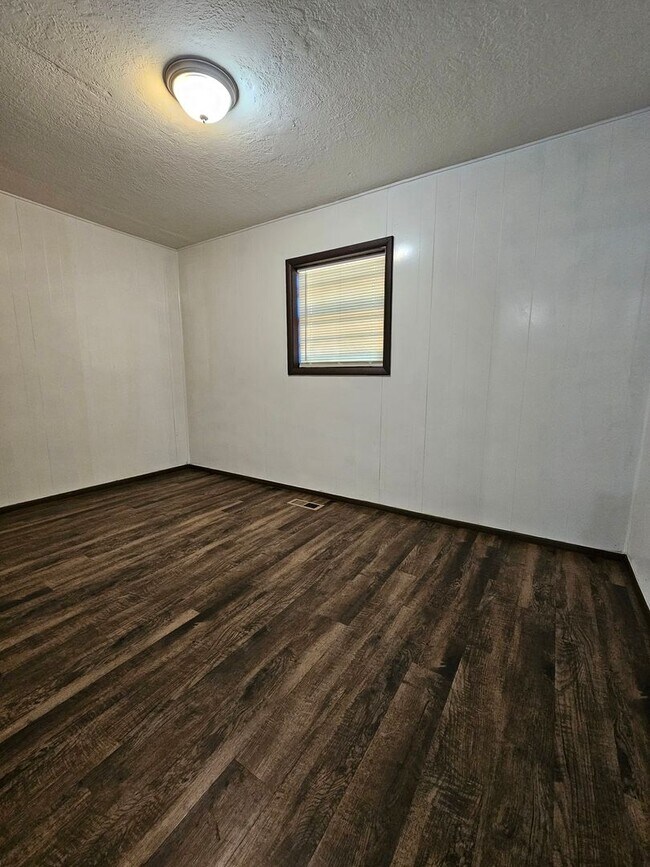 Building Photo - (3) Bed/(1) Bath in Purcell Avail NOWl!
