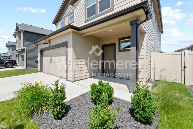 Building Photo - ** MOVE IN SPECIAL ** 1/2 OFF 1ST FULL MON...