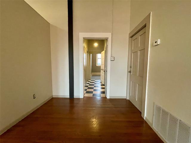 Building Photo - 105 W Hickory St