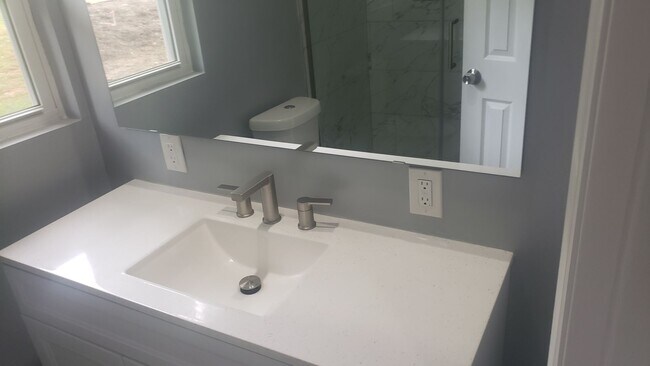 Building Photo - Charming 3br 3ba Townhome in Chapel Hill! ...