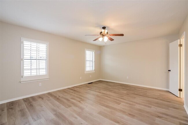 Building Photo - 1100 Fountain Gate Ct