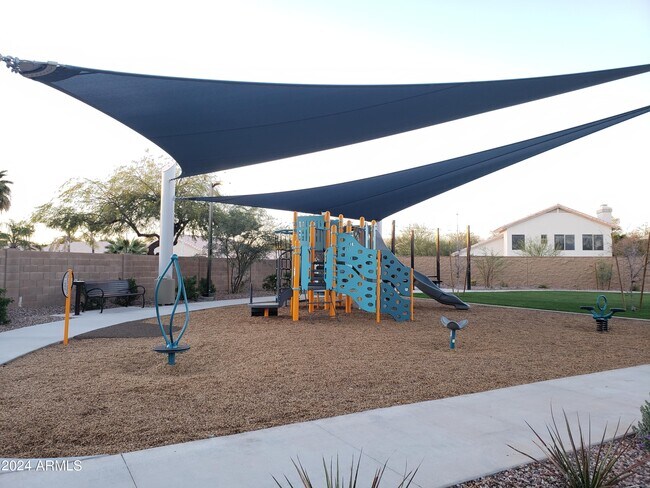 Building Photo - 1315 W Crane Dr
