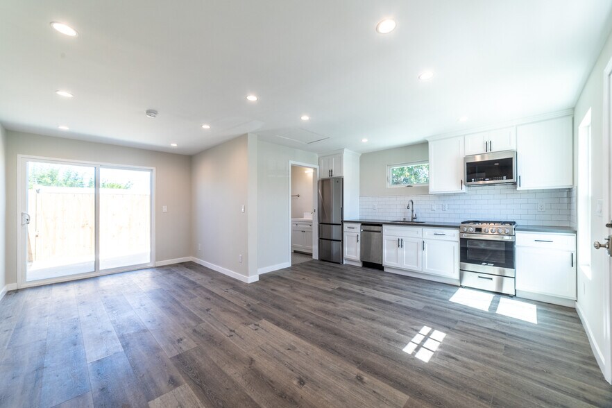 Building Photo - 8423 Barnsley Ave