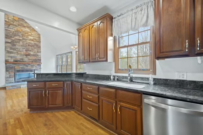 Building Photo - Silverton- Meticulous 4+ bedroom, 5ba, 2 car