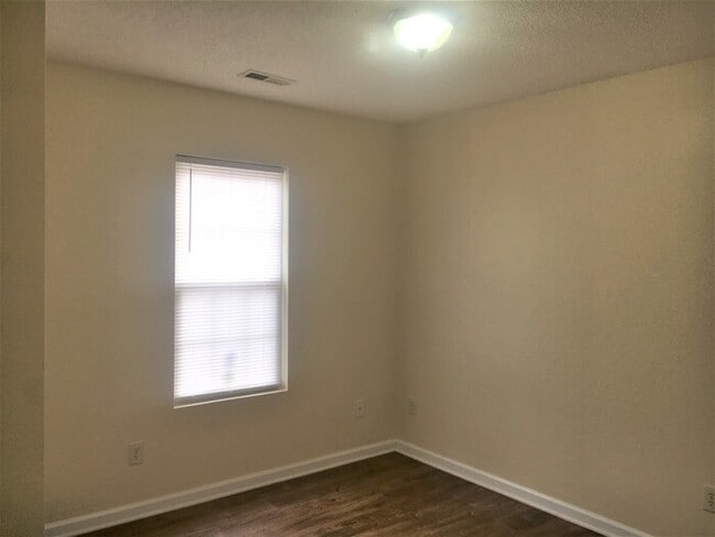 Building Photo - Cute one level Cottage 3 BR home close to ...