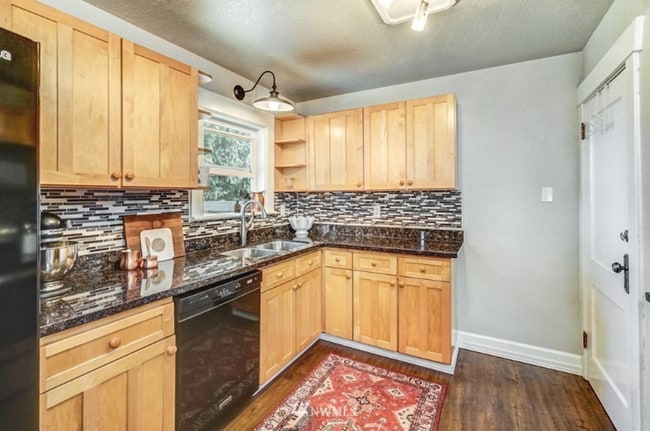 Building Photo - Charming 3-Bedroom Home with Private Backyard and Detached Garage in Tacoma