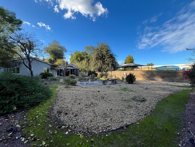 Building Photo - Upgraded Woodland Hills 2+2.5 plus 2 bonus rooms and Studio Guest House with kitchen and full bath!!