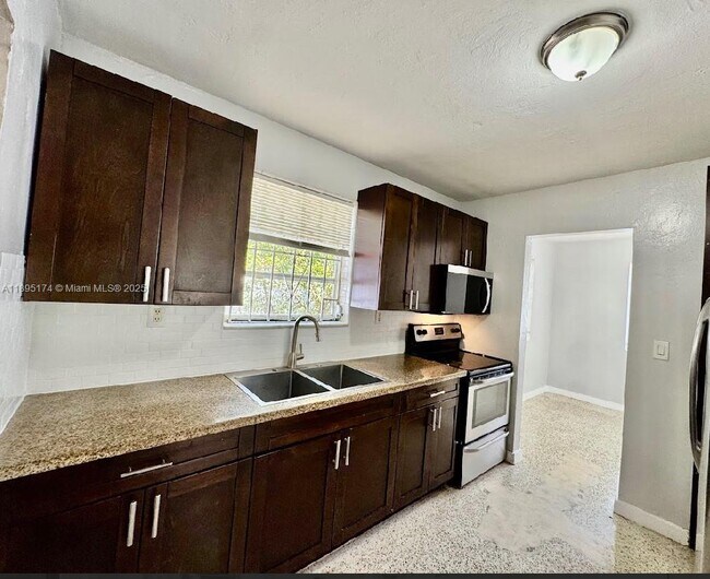 Primary Photo - 901 NW 55th St