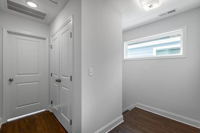 Building Photo - 5562 Stream Ln