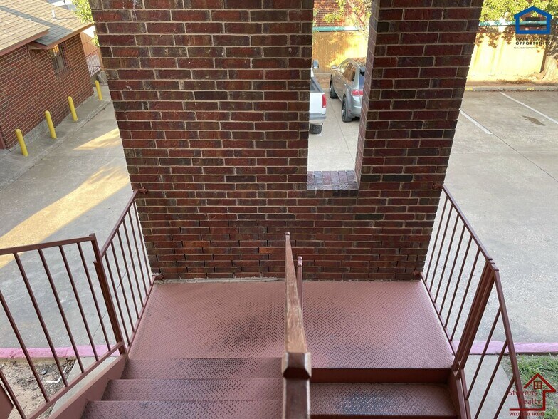 Building Photo - 1912 SW D Ave