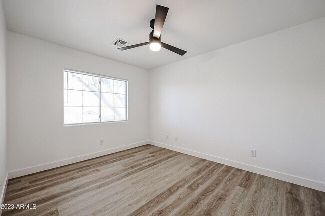 Building Photo - BRAND NEW 5 BEDROOM HOME IN PHOENIX
