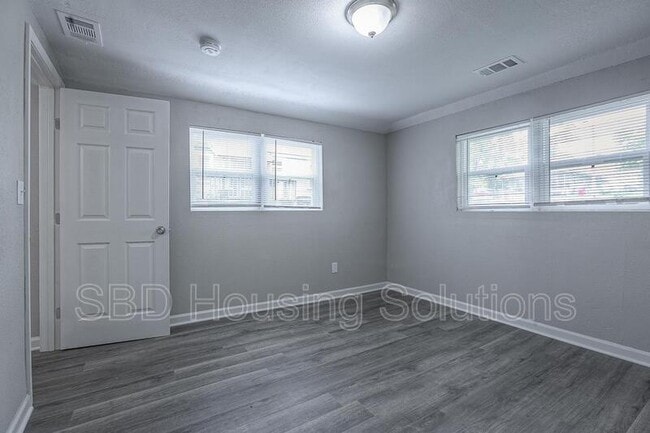 Building Photo - 805 E Albert Ave