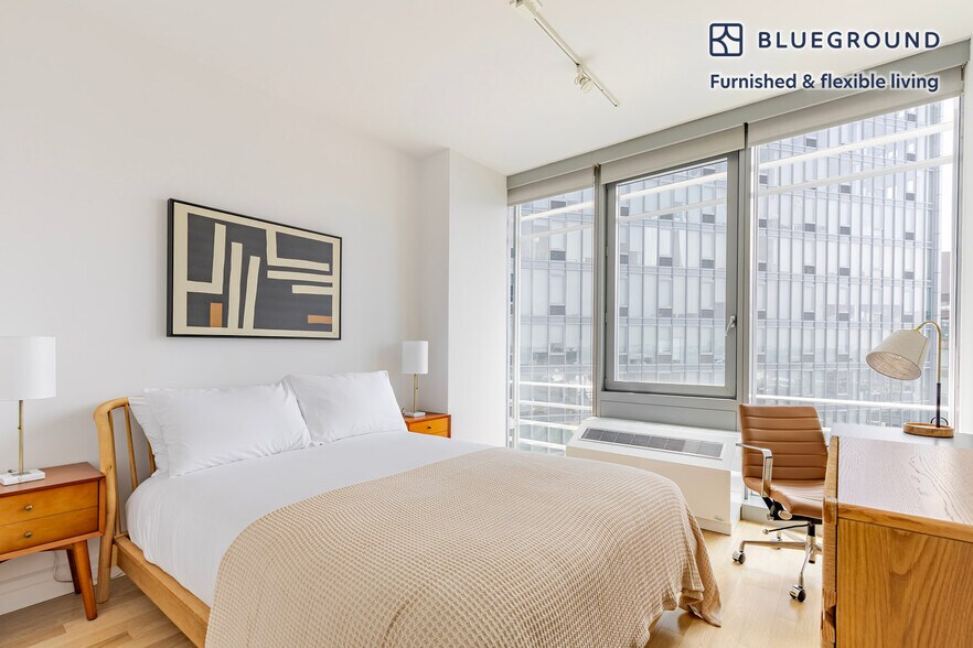 Building Photo - 550 W 54th St
