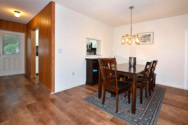 Building Photo - 900 Jasmine Ln