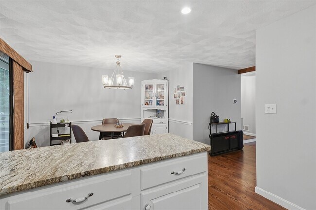 Building Photo - 852 Wellman Ave