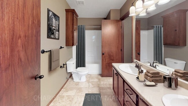 Building Photo - SPACIOUS AND AMENITY FILLED 3 BD, 2.5 BA T...