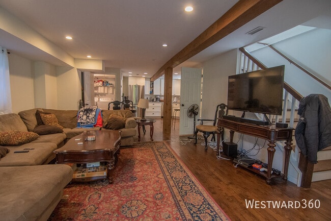 Building Photo - 1709 W Barry Ave