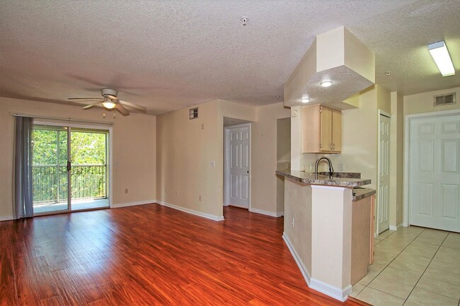 Building Photo - 2/2, 3rd floor condo in Waterford Lakes!