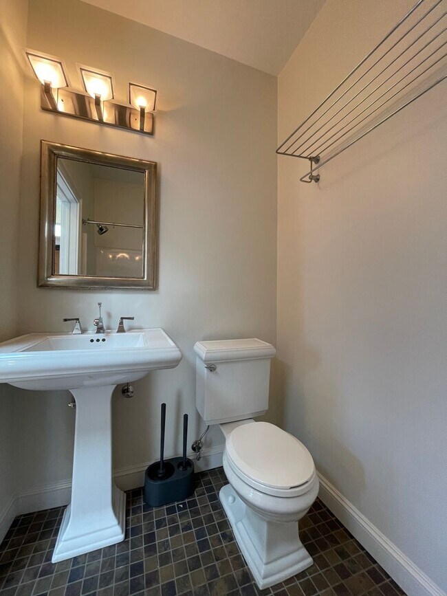 Building Photo - 107 Liberty St.