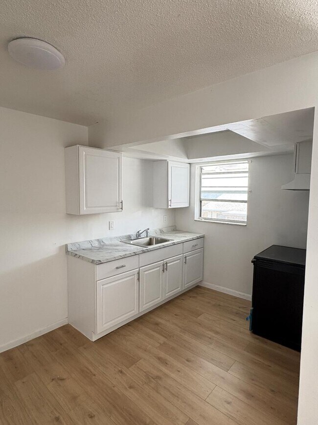 Building Photo - 1406 Barton Rd