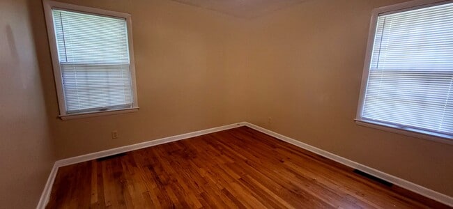 Building Photo - 3 Bedroom Home $1095! 2 Living Areas! Sout...