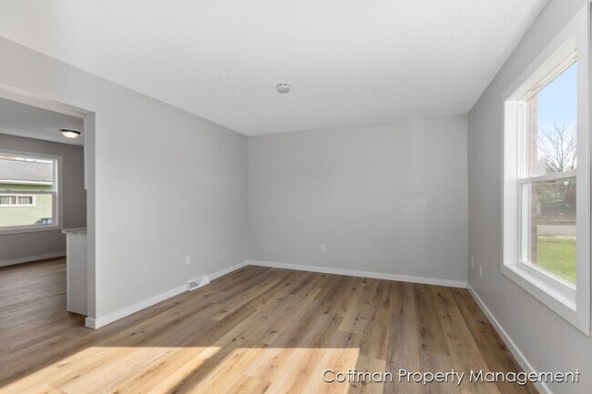 Building Photo - 2511-2513 Ridgefield Dr NE