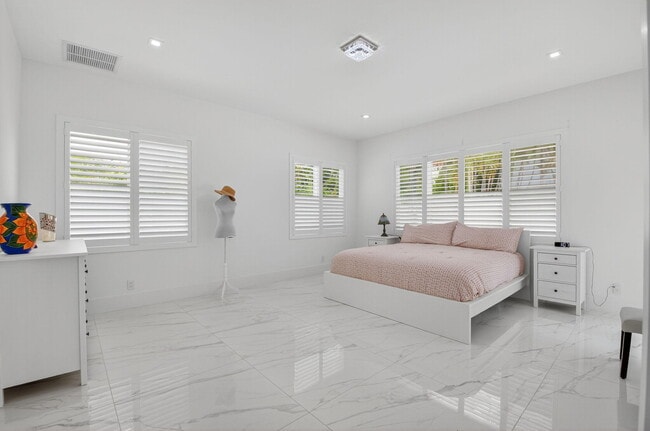 Building Photo - 711 NE 6th St