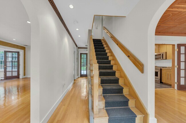Building Photo - 278 Maple St