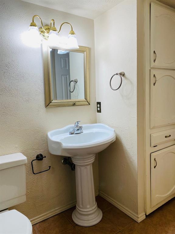 Building Photo - 615 Stonewall Dr