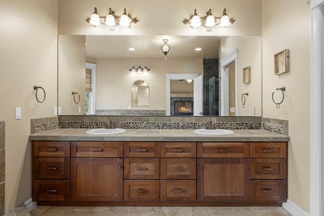 Building Photo - 5BED 4BATH - Beautiful Home with a Gorgeous View