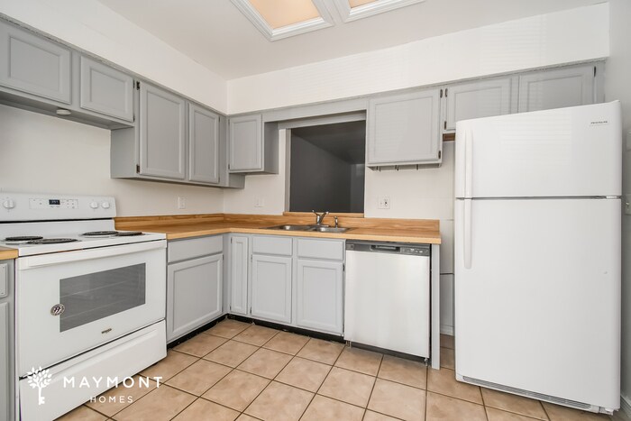 Building Photo - 5577 Cabot Dr N