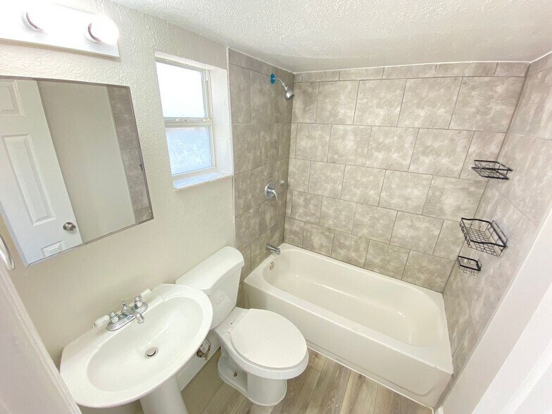 Building Photo - 812 W Livingston St