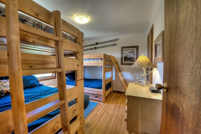 Building Photo - Beautiful home near bus route Breckenridge! 5 bedrooms and VIEWS!  Flexible Lease Terms