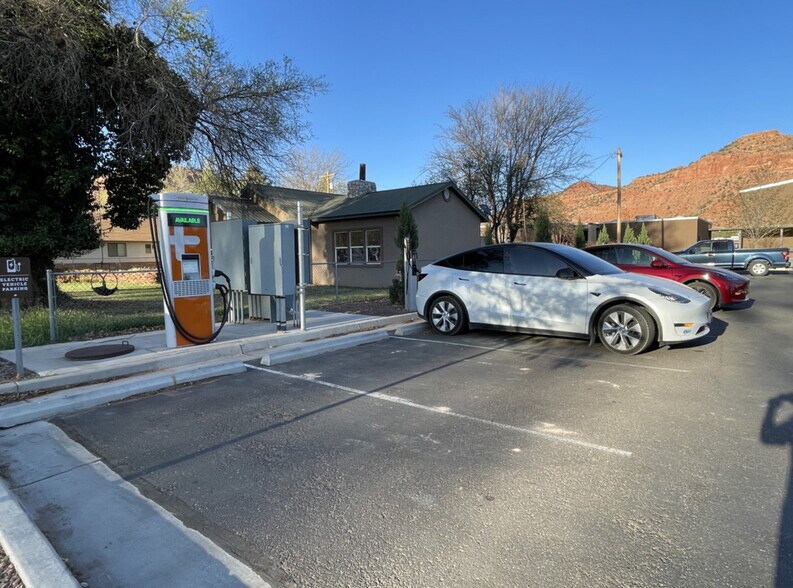 Building Photo - 170 E 100 N