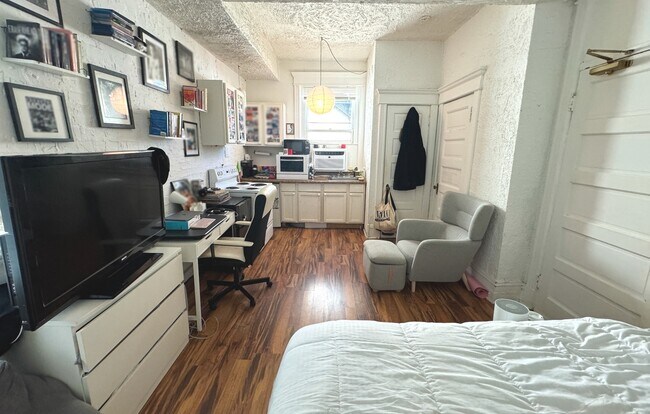 Building Photo - 2800 N Pine Grove Ave