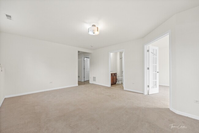 Building Photo - 2528 Dunraven Ave