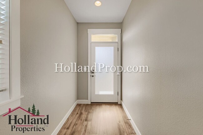 Building Photo - Beautiful 3-Bedroom Home with Fireplace, Modern Kitchen & Private Backyard in Hillsboro