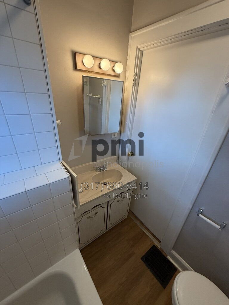 Building Photo - 943 N Drexel Ave