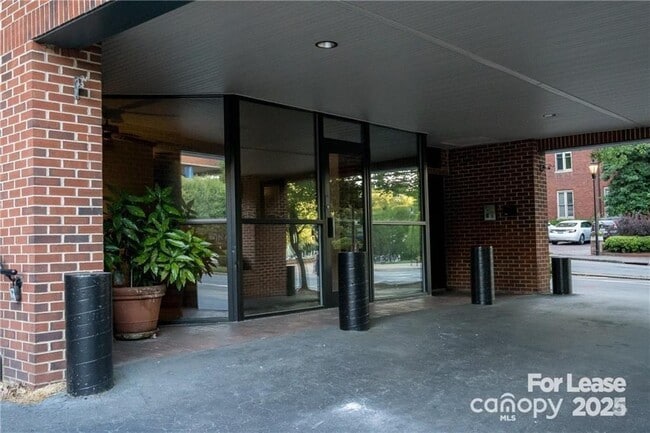 Building Photo - 224 N Poplar St